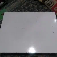 میز تحریر نشسته