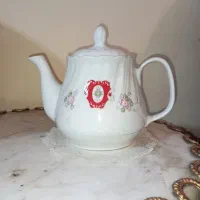 پیاله.قوری قدیمی زیبای شکیل.سینی