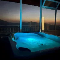 برفراز ابرها در ویلای جکوزی دار آبگرم