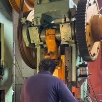 استخدام کارگر فنی اپراتور دستگاه کارخانه پرسکاری