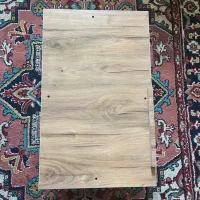 میز تحریر نشسته