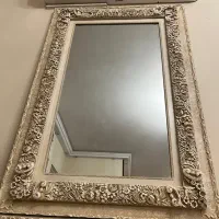 آینه و کنسول چوبی و شمعدان و ساعت برنجی