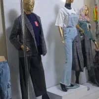 دکور همراه مانکن و لامپ های نور پپرداز