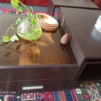 میز وسط همراه با پا میزها بسیار مرتب و تمیز