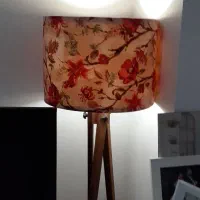 آباژور ایستاده