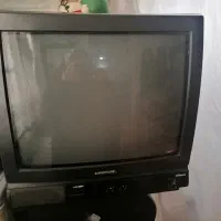 تلویزیون 21 رنگی و صندلی غذاخوری کودک