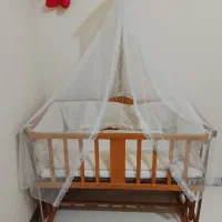 تخت کنار مادر