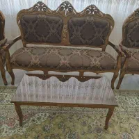 مبل سلطنتی سه نفره با سه تا میز شکیل