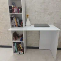 میزتحریر هایگلاس درجه یک همراه باچهارطبقه  درحدنوو