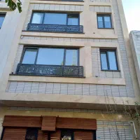 کارگر سنگکاری نمای ساختمان