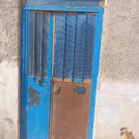 چهار عدد درب آهنی نو با دو عدد پنجره یکی بزرگ