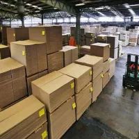 کارگر کارتن سازی