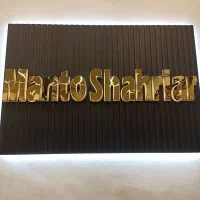 فروشنده در مانتو فروشی