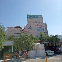 به چند نفر کارگر آشنا به ساخت درب و پنجره upvc
