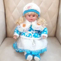 تعدادی عروسک|اسباببازی بچه|ری, علایین|دیوار