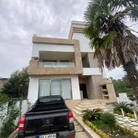 ویلاسندزیباکنارتریپلکس ۴ خواب زیباکنار مبله۵۰۰متری