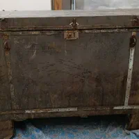 گنجه (یخدان) قدیمی و تعدادی شیشه ۵ لیتری قدیمی