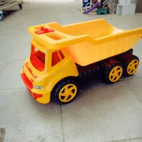 کامیون اسباب بازی