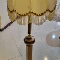 آباژور ایستاده