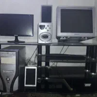 کامپیوتر به همراه میز شیشه ای