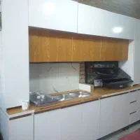 کابینت آشپزخانه پله ای و بدنه فلزی درب چوب