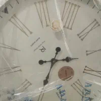 یک  عدد ساعت دیواری بزرگ زیبا