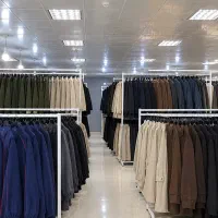 کمک انباردار پوشاک آقا جوان و کاری