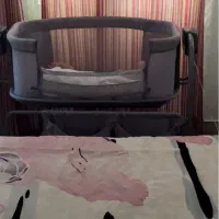 تخت کنار مادر