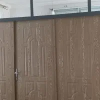 درب چوبی.