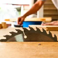 برش کار و مونتاژ کار در تولیدی سرویس خواب