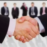 به سه آقا در محیط صنعتی برای شیفت شب