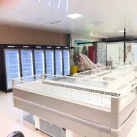 فروشنده خانم غرفه دریایی