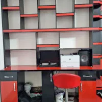 میز تحریر و کتابخانه