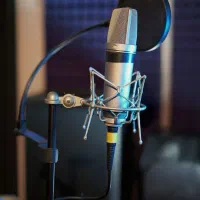 تست رایگان صدا و آموزش گویندگی حرفه‌ای هیوانو