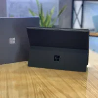 سرفیس پرو ۱۱ با کیبرد و جعبه