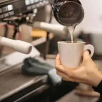 خانم ماهر یا نیمه ماهر باریستا