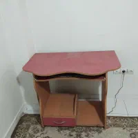 یک عدد میز کامپیوتر