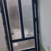 درب المینیونی تمیزو سالم با قفل ودستگیره