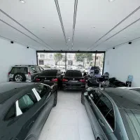 به یک منشی خانم برای کار در نمایشگاه اتومبیل
