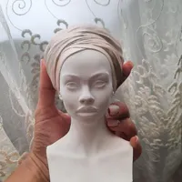 مجسمه تزئینی و سینی مخصوص زیورالات و غیره