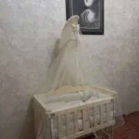 تخت کنار مادر