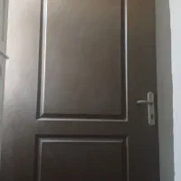 درب ورودی منزل کاملا سالم همراه دستگیره و قفل