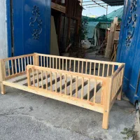 تخت چوبی کودک کنار مادر