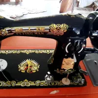 چرخ خیاطی سیاه مرد پرنده
