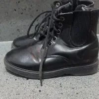 چند جفت پوتین و کفش بچگانه خارجی