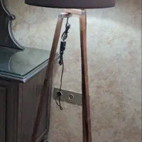 آباژور ایستاده