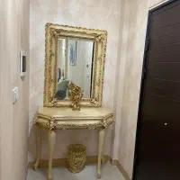 آینه و میز چوبی