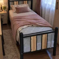 تخت فلزی شیک با تشک رویا در حد نو یکنفره ۲۰۰ در ۹۰