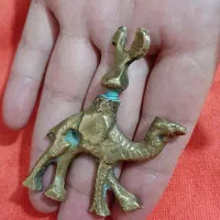 سرمه دان قدیمی برنجی دکوری با تصویر شتر وباسر خروس