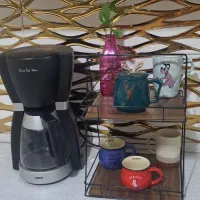 قهوه ساز با استند و ماگها همه باهم